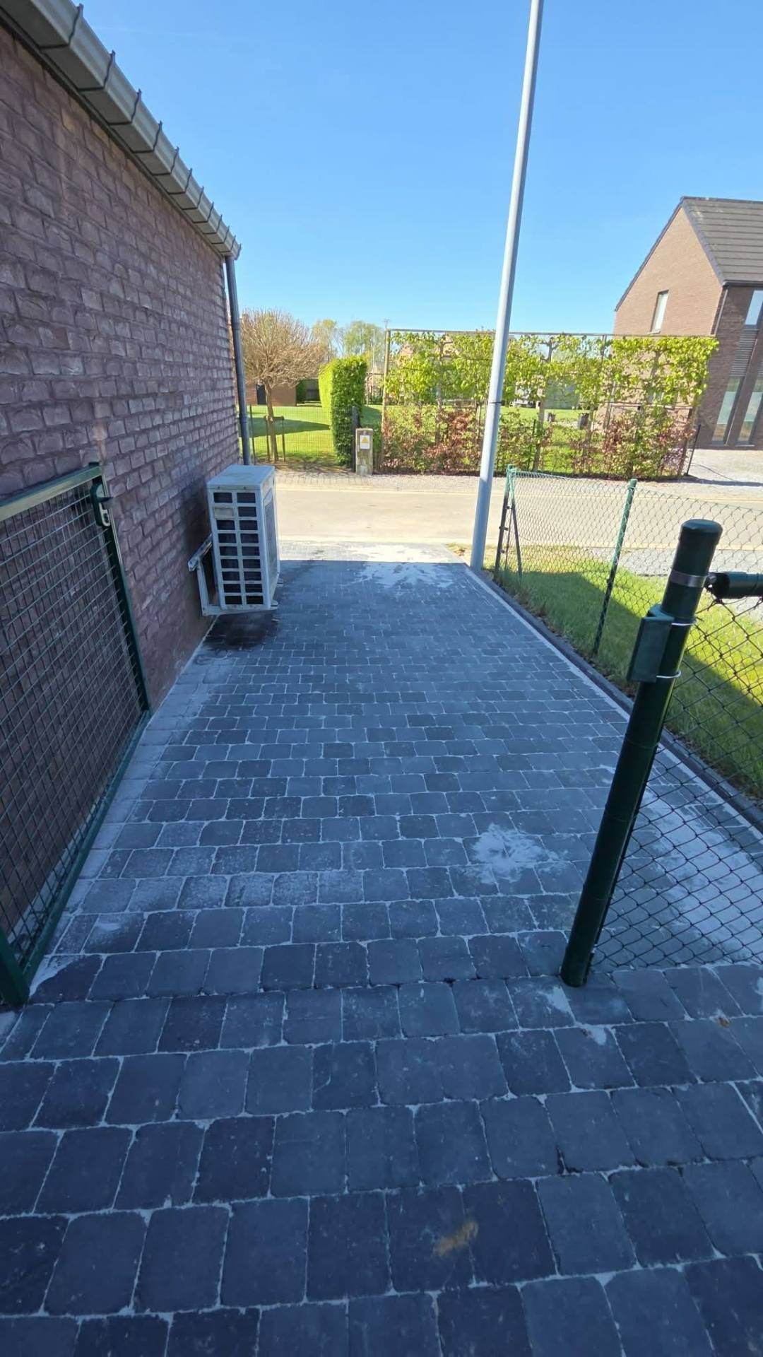Allée pavée latérale